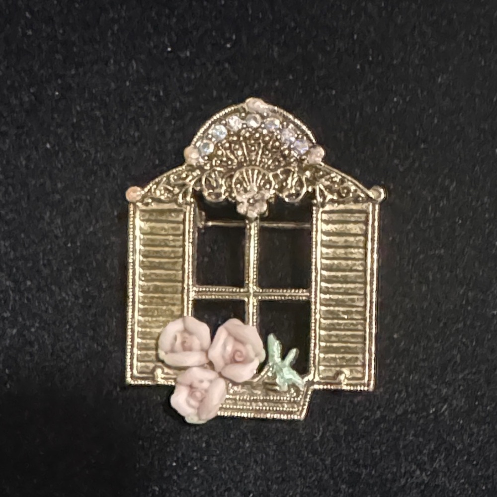 Gold tone Window Brooch with Pink Roses